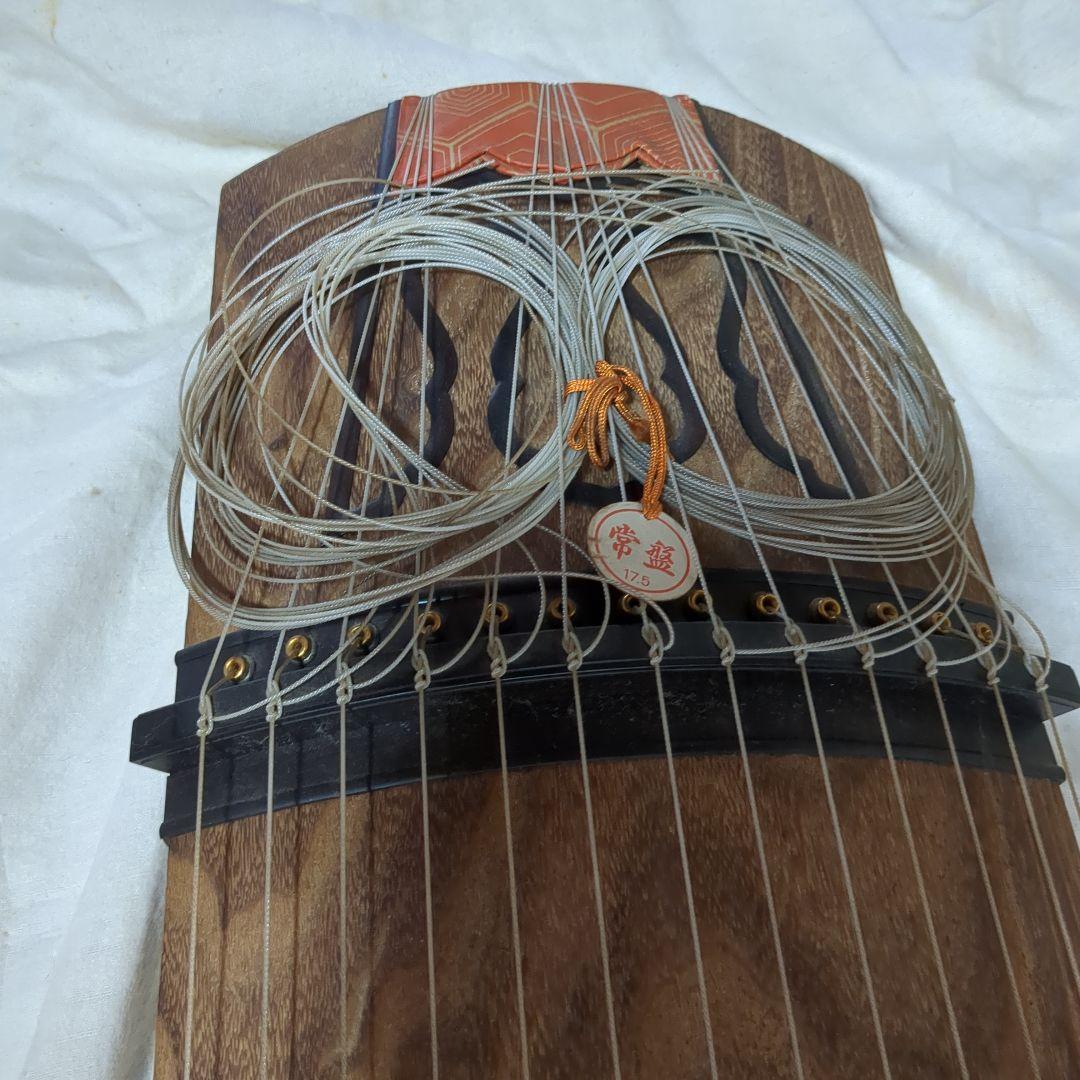 高級／綾杉彫り】13弦 琴 山田流 蒔絵紋 鶴ゆたん・予備弦付 箏 - メルカリ