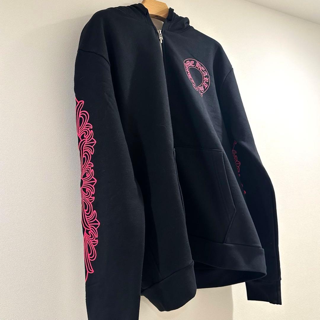 【新品正規品】CHROME HEARTS パーカー　M ピンク　ブラック ☆オンライン限定☆入手困難 ホースシューロゴフーディ ピンク (CHROME