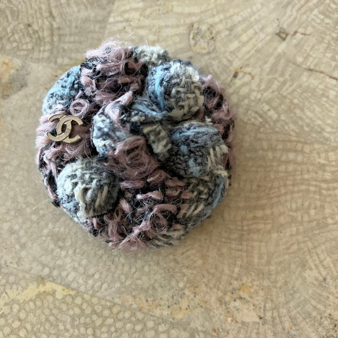 シャネル　ツイード　ミニカメリア シャネル CHANEL カメリア装飾 ノーカラーツイードジャケット P75860