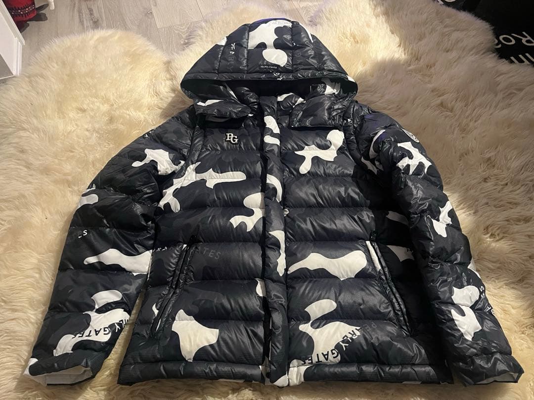 パーリーゲイツ　ダウンジャケットブラック・ホワイト迷彩柄　サイズ4 パーリーゲイツ ダウンジャケットブラック・ホワイト迷彩柄 サイズ4 美