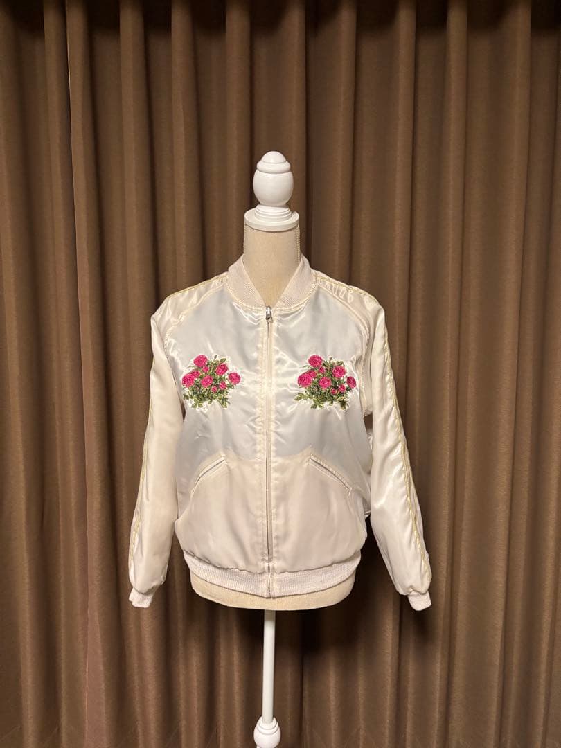 ビームス クチュール×ルル メリー花＆スワン刺繍入りスカジャン ビームス クチュール×ルル メリー“花＆スワン”刺繍入りスカジャンや新