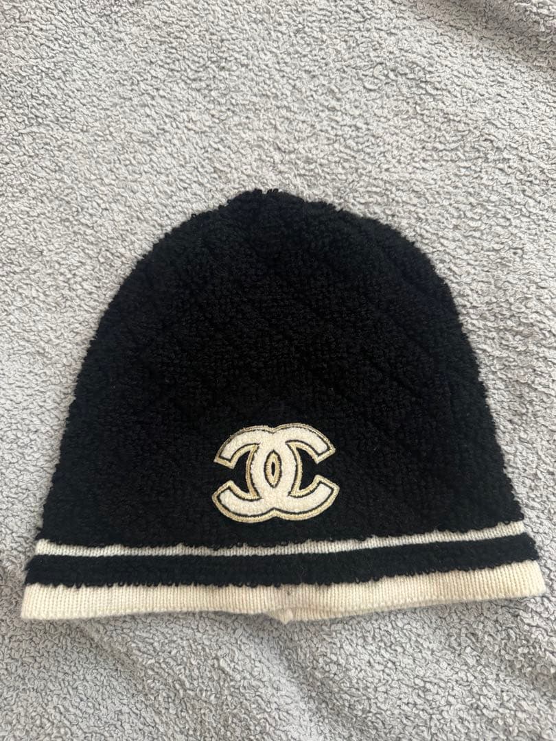 CHANEL フリースニット帽 黒・白 これだけでお洒落度UP】CHANEL☆ニット帽☆CCロゴ付き (CHANEL/ニット