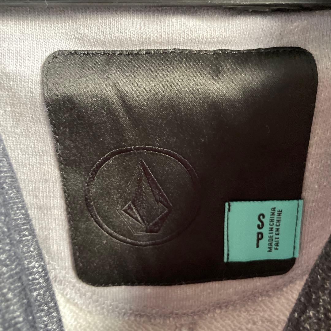 VOLCOM フード付きパーカー グレー - メルカリ