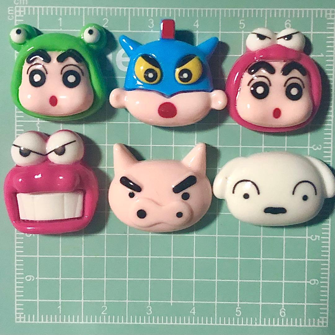 再入荷】クレヨンしんちゃんデコパーツ6種類 - メルカリ