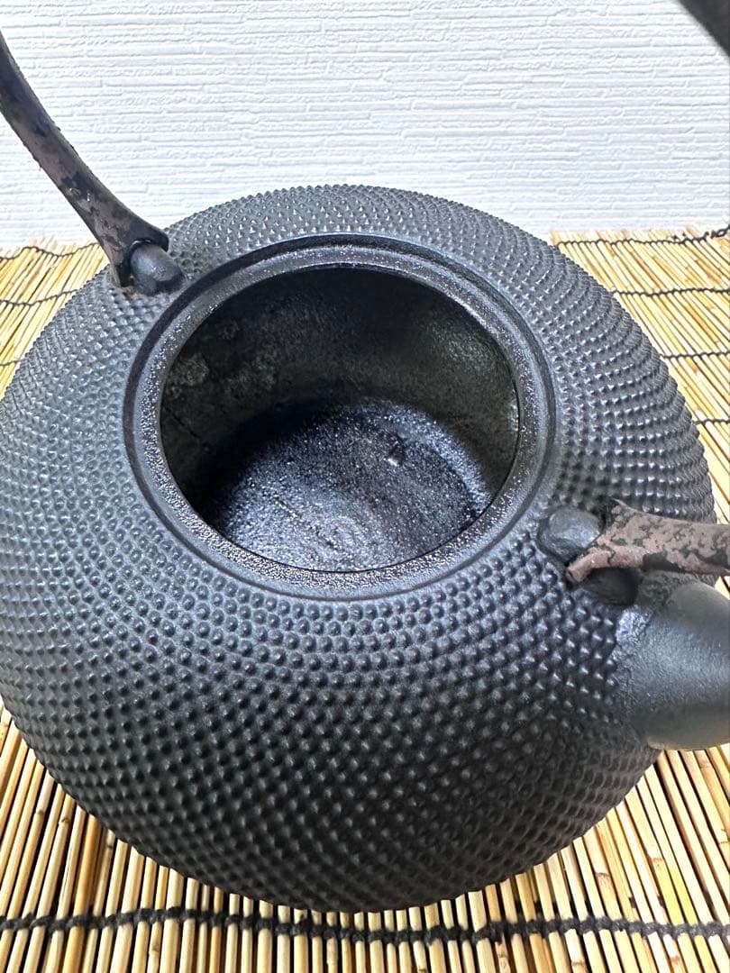 ほぼ未使用品 南部名工金秀 及春鋳造捻鉉算盤形アラレ南部鉄瓶 南部