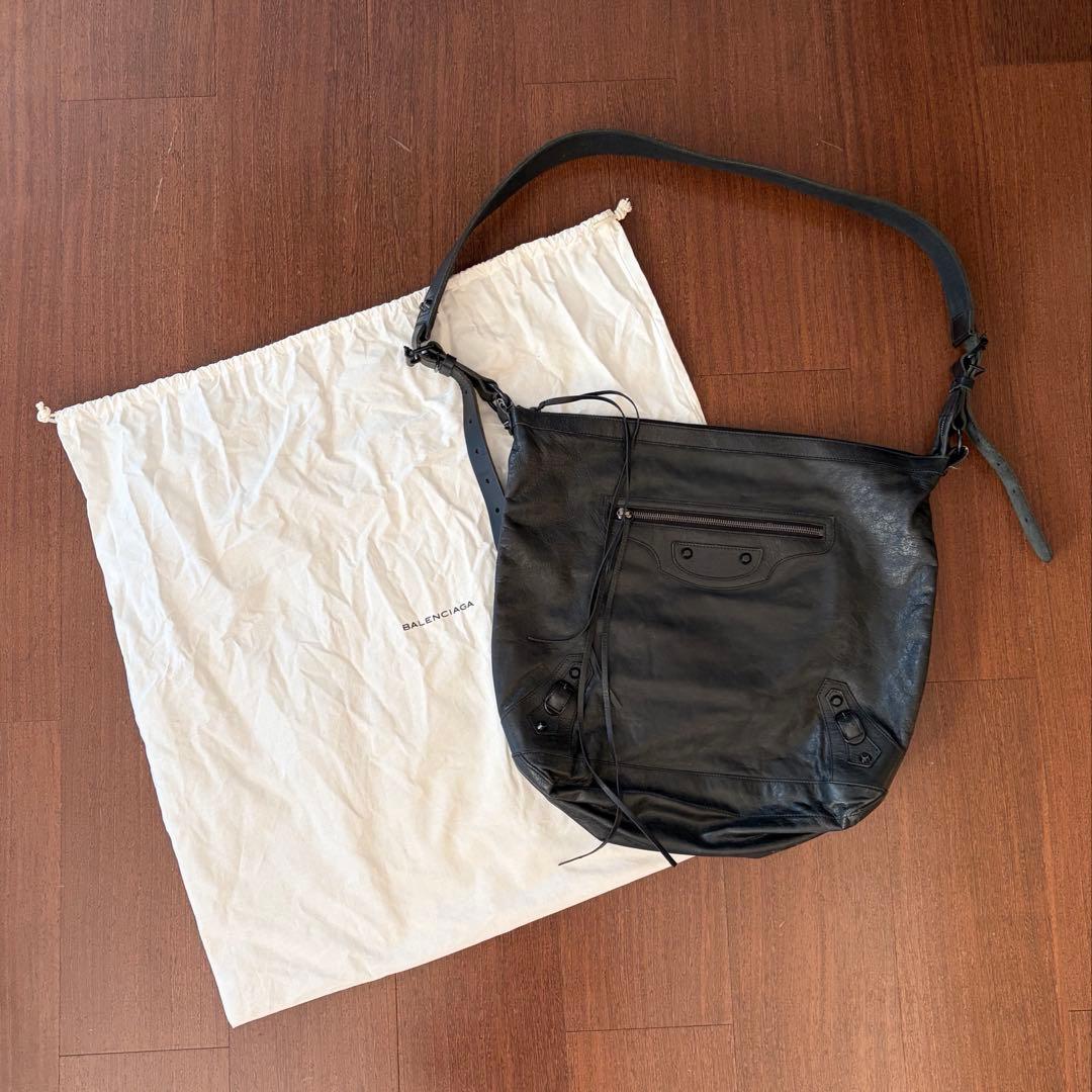 BALENCIAGA THE MENS DAY レザー ショルダーバッグ Balenciaga Chocolate Chevre Leather Men's Day Messenger Bag