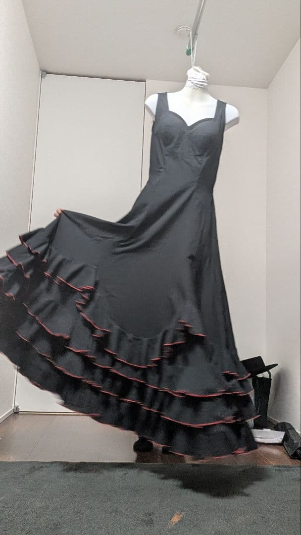 フラメンコドレス 黒と赤のフリルの通販はau PAY マーケット - 輸入