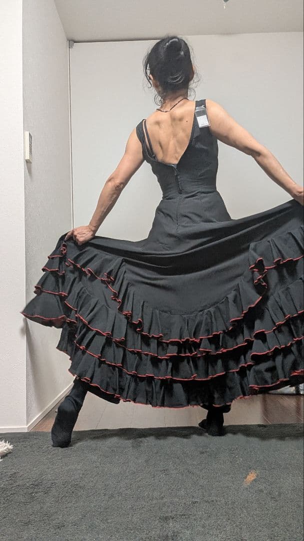 フラメンコドレス 黒と赤のフリルの通販はau PAY マーケット - 輸入