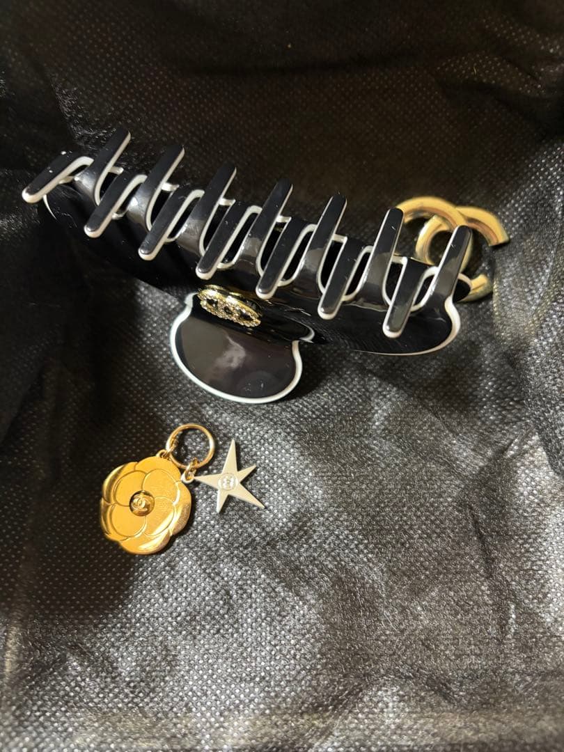 CHANEL クリスタル付き黒ヘアクリップ ノベルティ - メルカリ