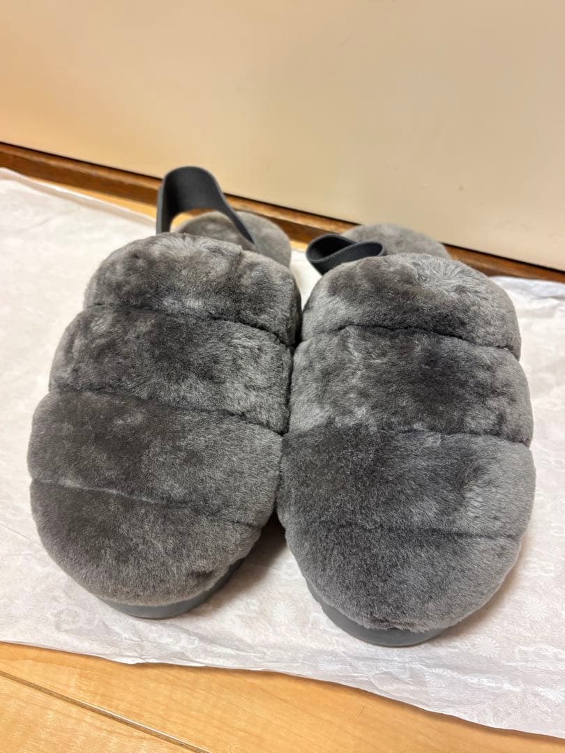 UGG 新品ファーサンダル　グレー 美品 UGG アグ ファー サンダル もこもこ グレー/ブラック JAP25 2026