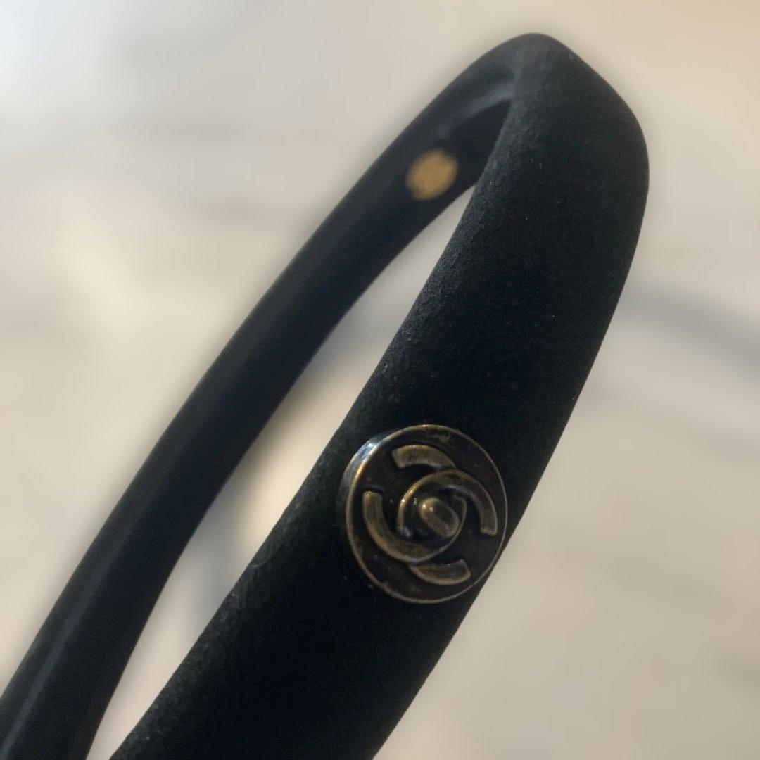 シャネル カチューシャ ブラック ロゴ付き ココマーク スエード ターン