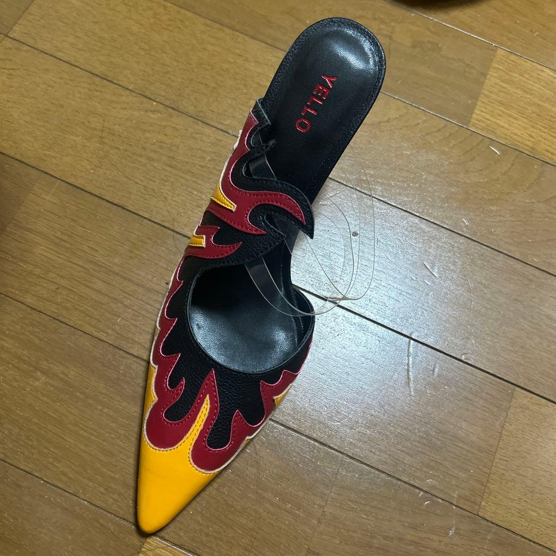 YELLO フレームデザイン ミュール 赤・黒・黄新品未使用 YELLO フレームデザイン ミュール 赤・黒・黄 - メルカリ