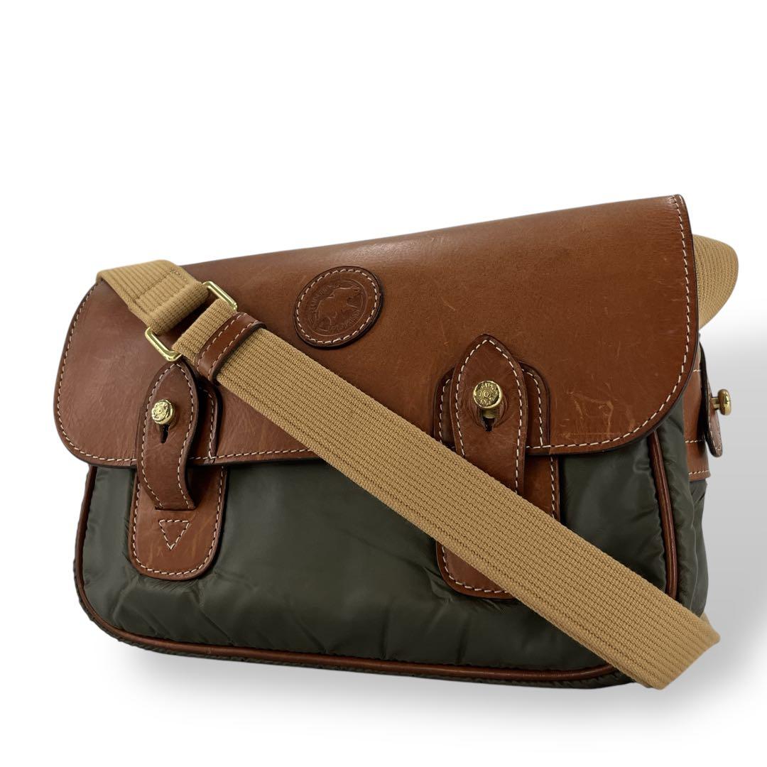 ハンティングワールド　ショルダーバッグ　メッセンジャーバッグ　バチューサー　ロゴ ハンティング・ワールド「バチュー サーパス」をギターストラップで