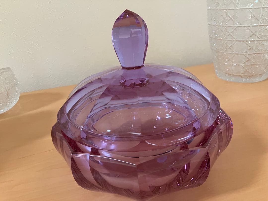 ボヘミアガラス、モーゼル工房、紫色 蓋付き容器　伝統工芸品 ボヘミアガラス、モーゼル工房、紫色 蓋付き容器 伝統工芸品 ボヘミア