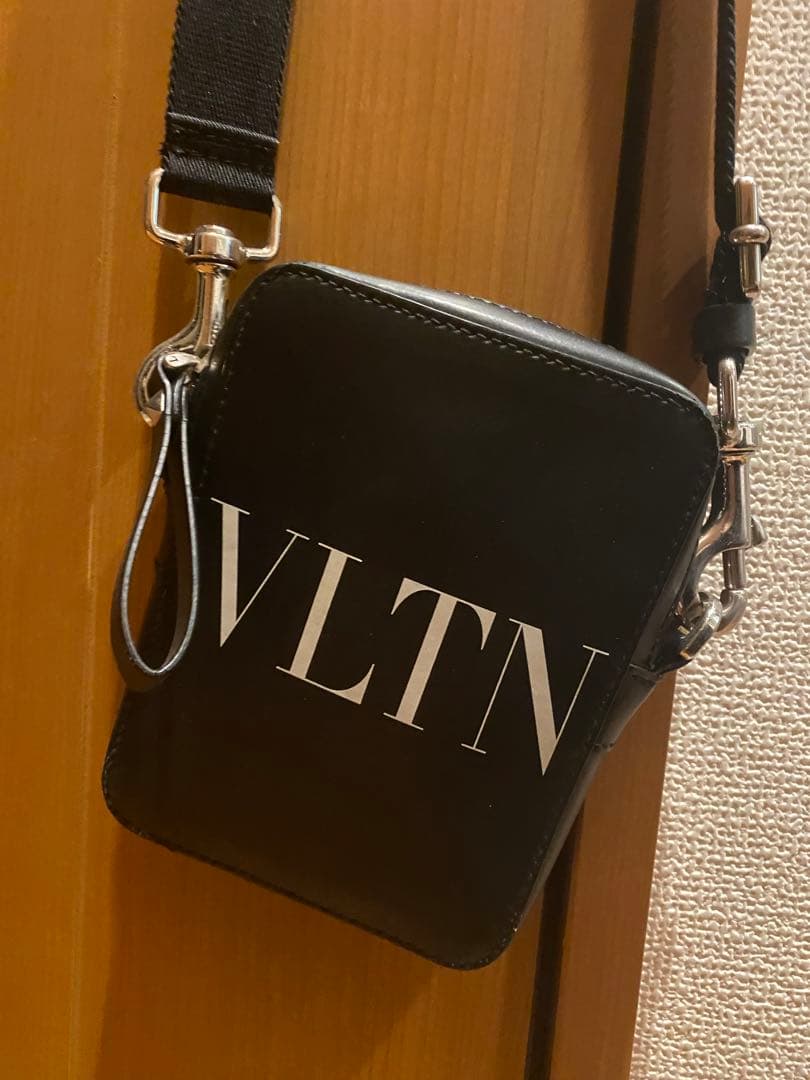 VALENTINO ブラック ショルダーバッグ Valentino Garavani Noir レザーショルダーバッグ | ブラック