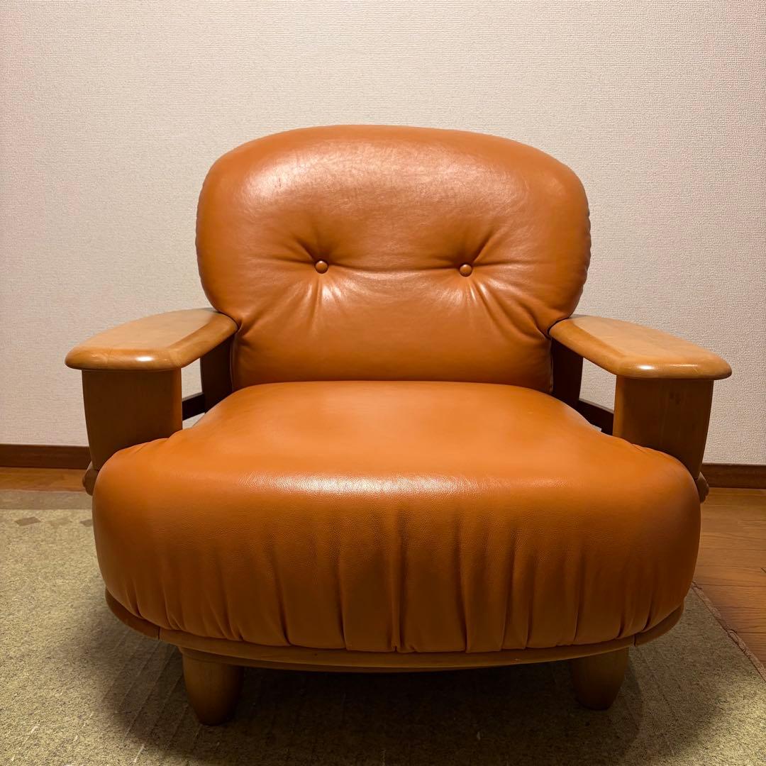 カリモク 回転式アームチェア ソファ 1人掛け ラック付き たのめる便