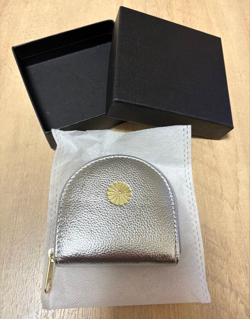 皇居限定 菊の御紋入りの牛革製 馬蹄型小銭入れ シルバー - メルカリ