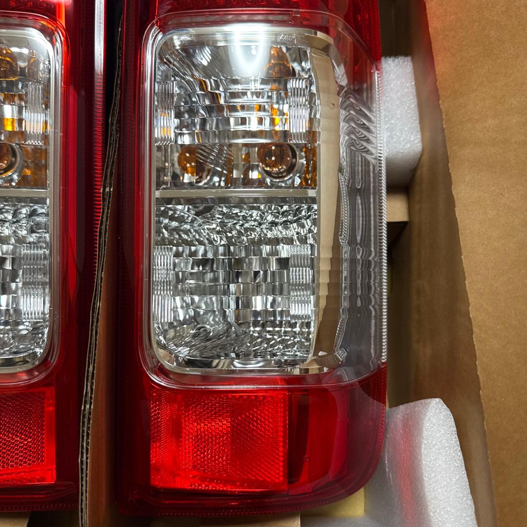 200系 ハイエース 純正テールランプ 8型 新車外し - メルカリ
