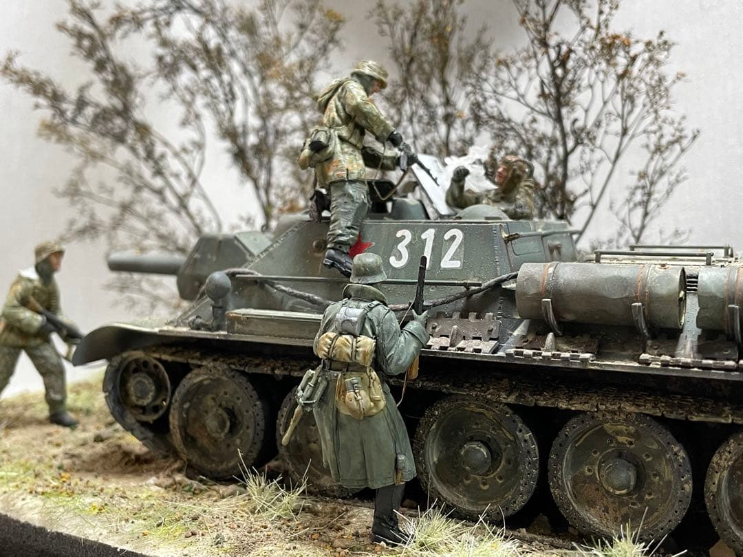 戦車ジオラマ　1/35 ロシアSU122と親衛隊兵士 Amazon | ズベズダ 1/35 ロシア軍 現代戦車兵 (戦闘版) プラモデル