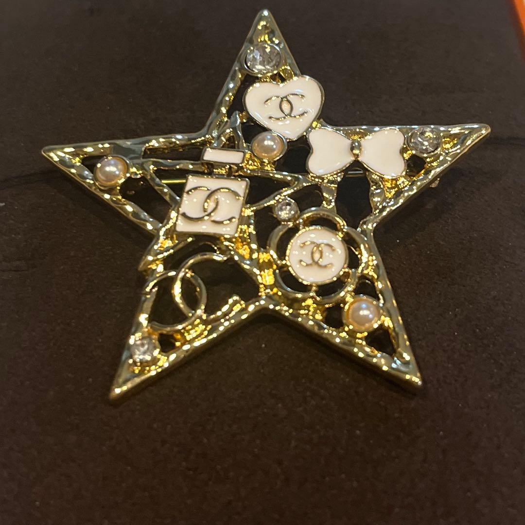 CCロゴ ブローチ クリスタル パール ゴールド ノベルティ 星柄 - メルカリ
