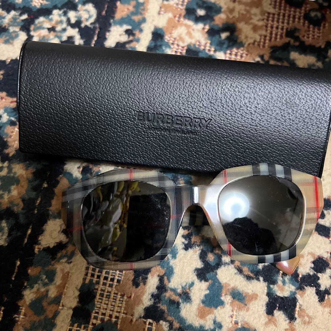 BURBERRY バーバリー　チェック柄サングラス アイコニックなチェック柄を随所に散りばめたバーバリー──夏がくる前