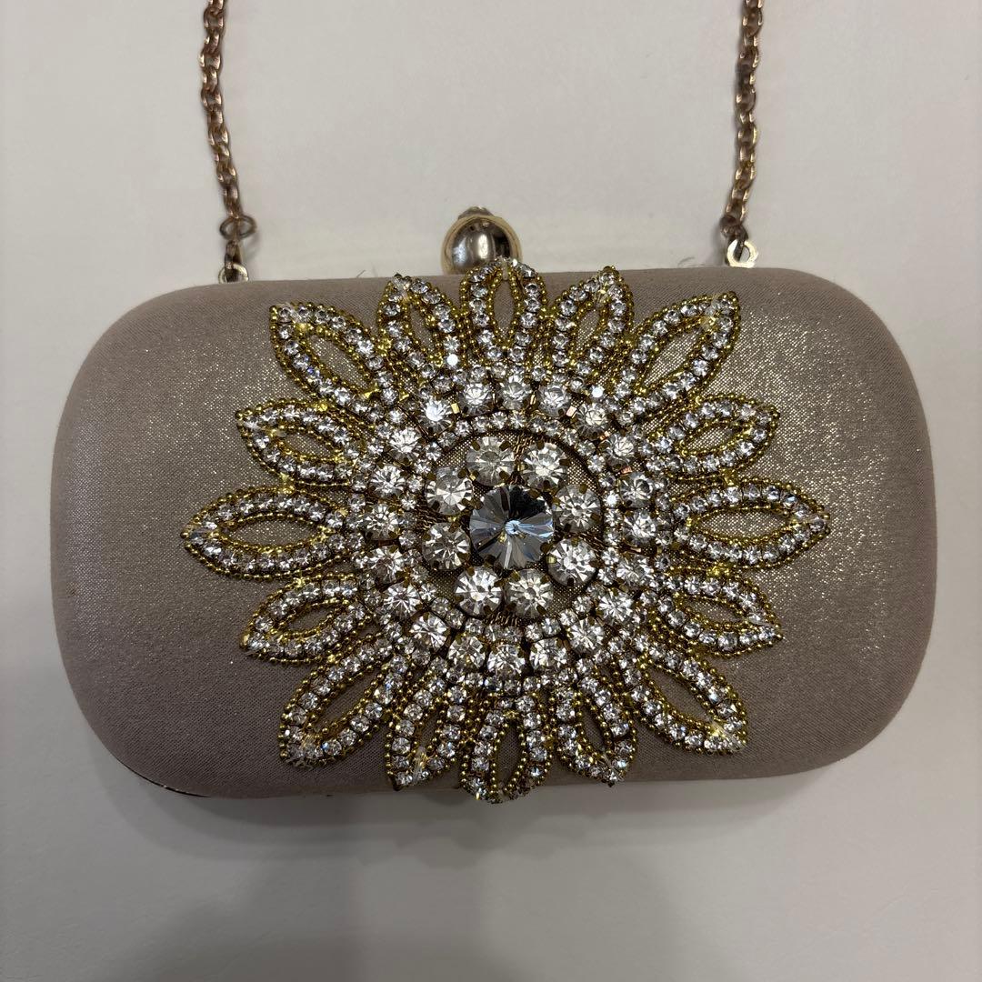 ビジュー装飾 ベージュ クラッチバッグ - メルカリ