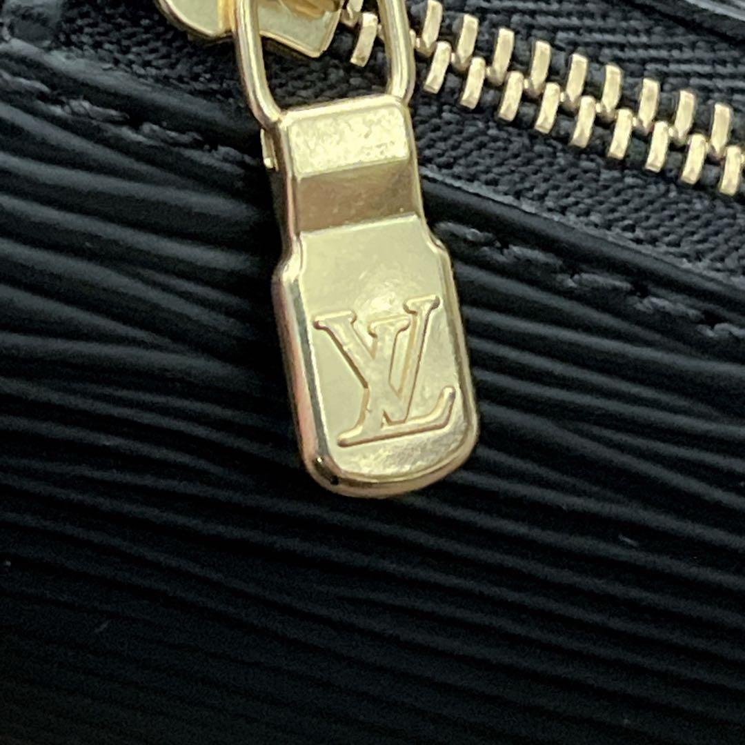 ルイヴィトン ミニポーチ エピ 型押しロゴ ゴールド金具 LVロゴ 筒形 黒