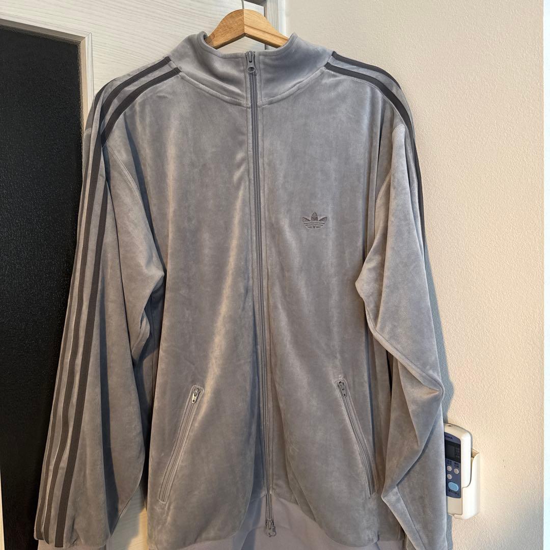 adidas ベロアトラックジャケット M グレー - メルカリ