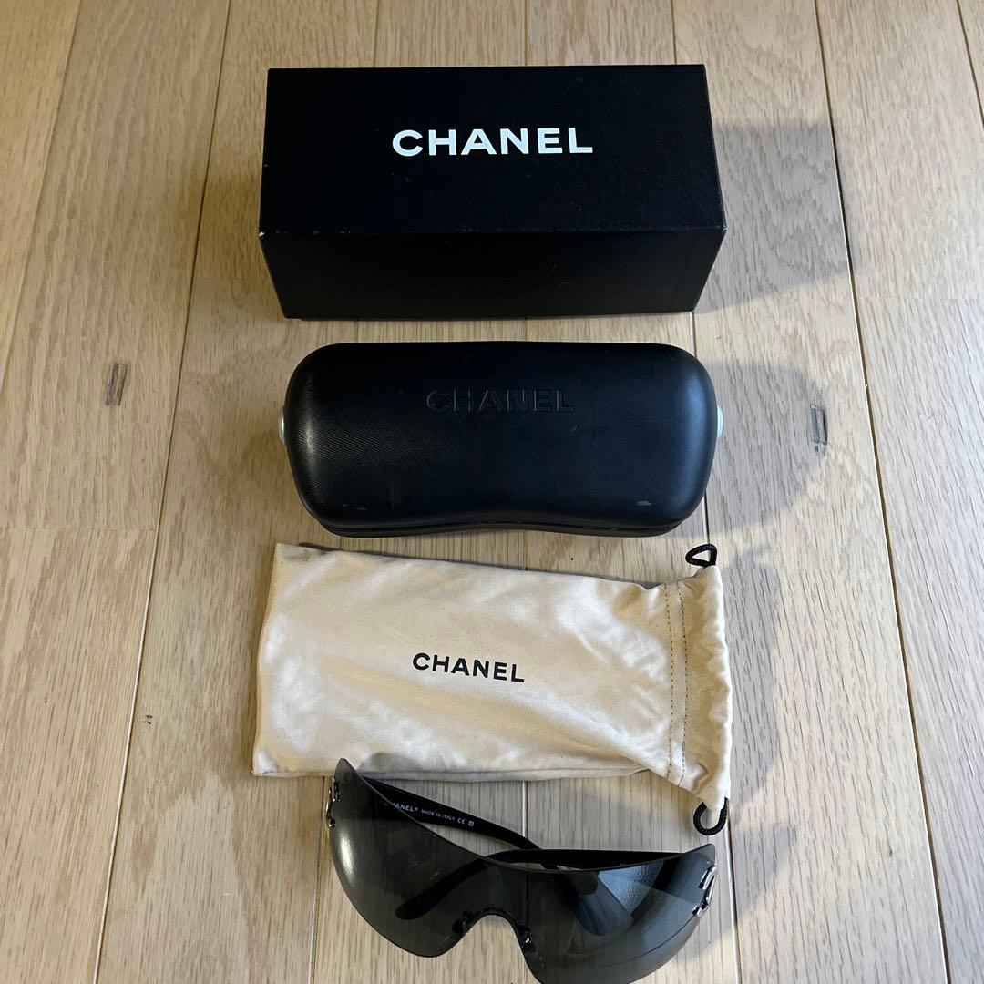 CHANEL シールドサングラス ブラック ケース付 26C特別限定品【CHANEL】シールドシェイプサングラス (CHANEL