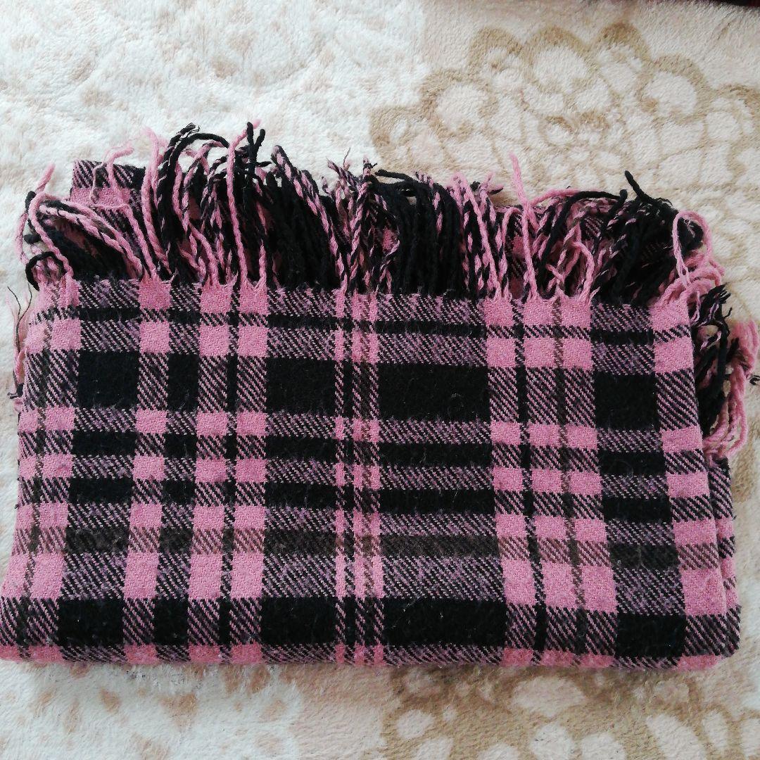 ピンクと黒のチェック柄マフラー - メルカリ