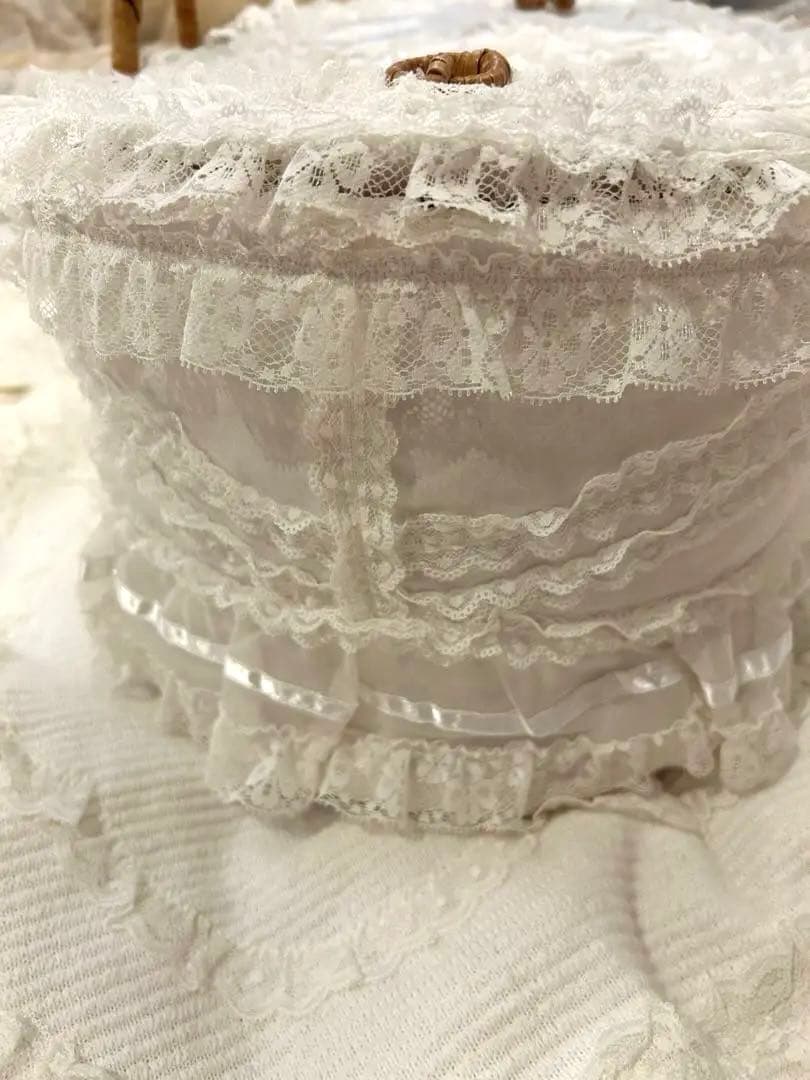 新品未使用】さえらヒスクローネかごホワイトレースバスケット