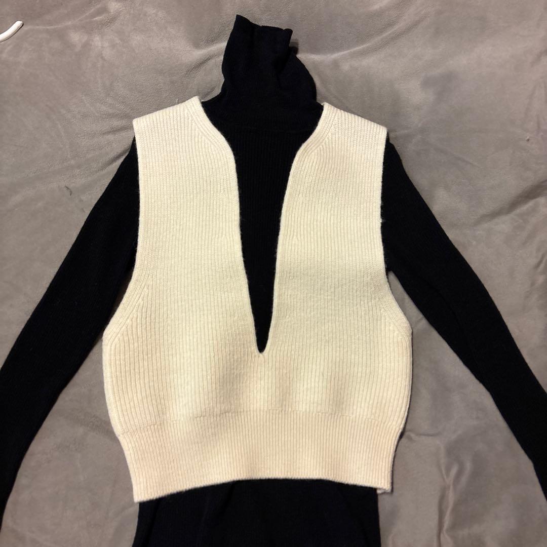 お値下❣️LOEFF スリットネック ベスト2025AW - メルカリ