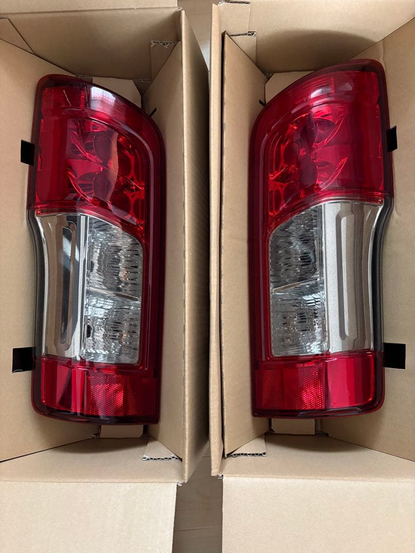 日産 E26 NV350 キャラバン スモーク塗装 後期 LED ￼テールランプ