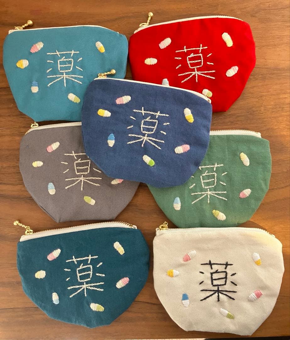 ななちゃんさま　専用ページ　薬ポーチ　刺繍　ハンドメイド ︎ NEW GOODS〰︎︎ 刺繍ポーチ🐹 🐹 ゴルゴとリボンの刺繍デザイン