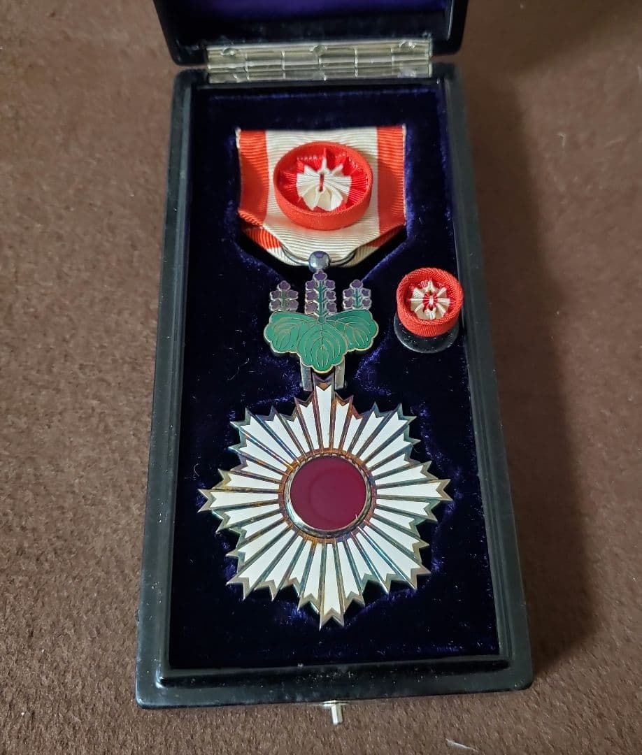 勲章 勲四等旭日小綬章 略章 共箱　I 勲四等旭日小綬章 戦時中銀文字共箱型 共箱 略綬付 勲章 記章 記念章