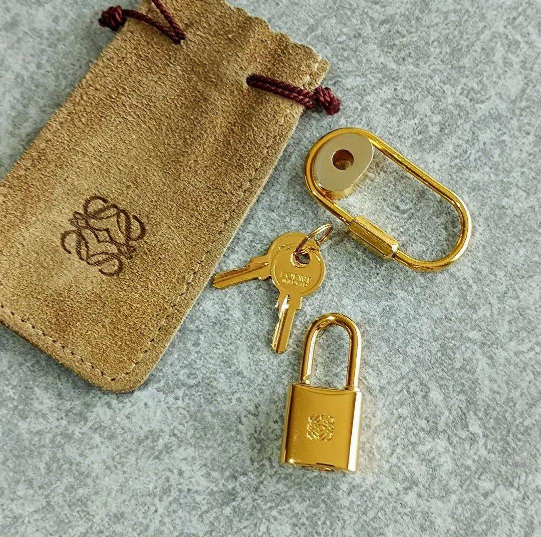 美品【LOEWE ロエベ】カデナ 南京錠 パドロック ☘バッグのアクセントに☘ ロエベ LOEWE カデナ 南京錠 カギ チャーム パドロック レザー
