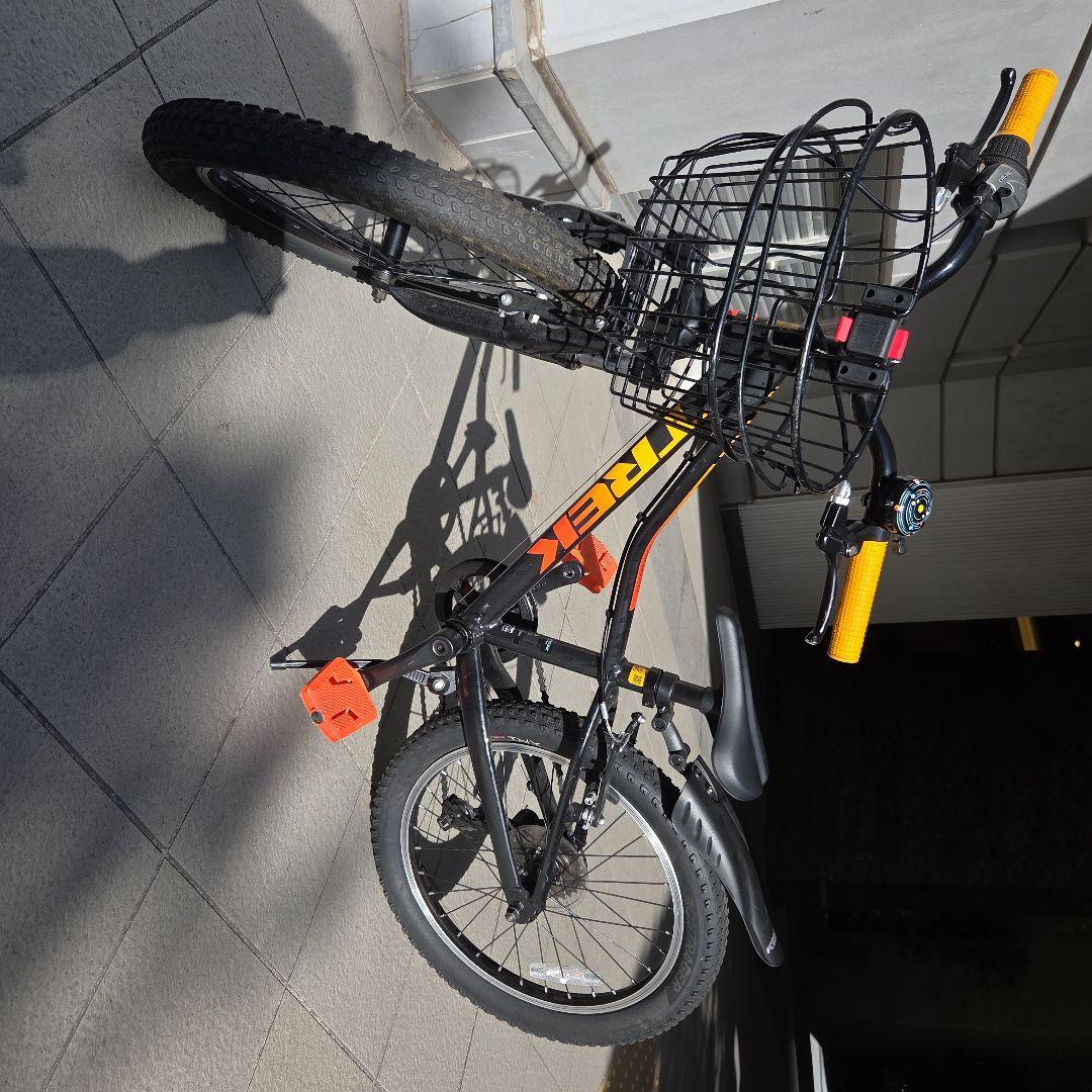 Trek キッズ自転車 20インチ ブラック/オレンジ　(東京都中央区引取のみ) Trek キッズ自転車 20インチ ブラック/オレンジ (東京都中央区引取のみ