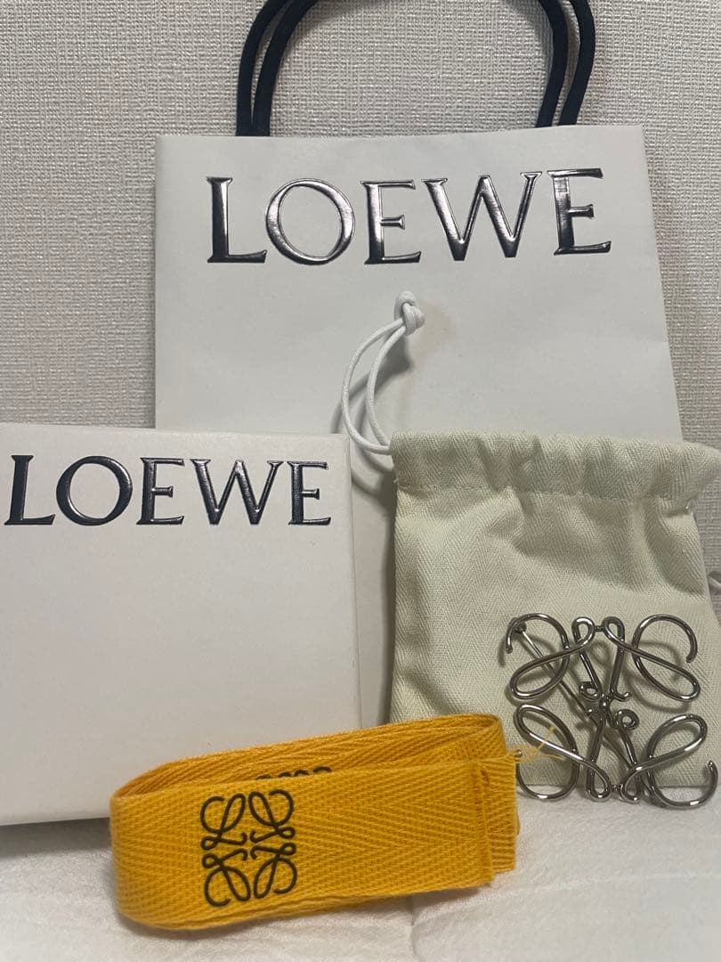 LOEWE アナグラム ブローチ メタル製 （ほぼ未使用） LOEWE（ロエベ） 【LaGアウトレット】LOEWE ブローチ Multi Color