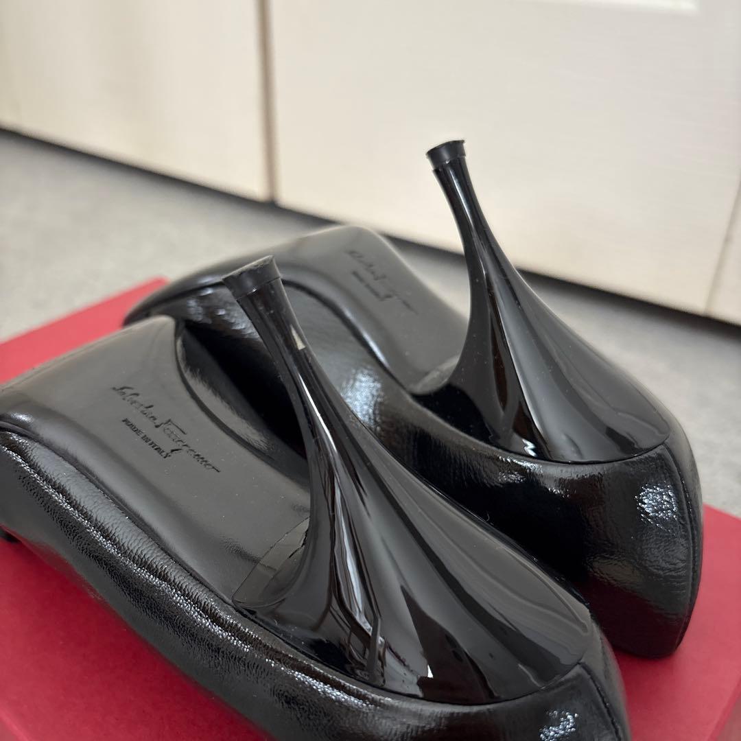 2/2まで大幅値下げ中！【美品】 フェラガモパンプス　黒　23.5cm リボン