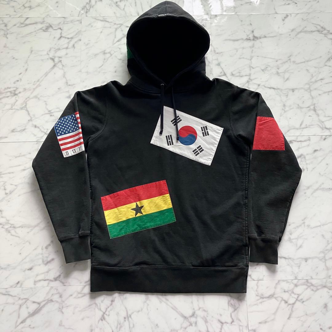 【美品】Supreme パーカー 国旗プリント ブラック 黒 Mサイズ カナダ製 美品】Supreme パーカー 国旗プリント ブラック 黒 Mサイズ カナダ製