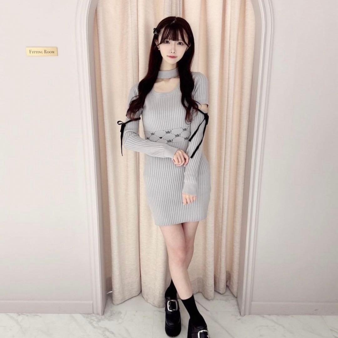 pium ウエストモノグラムチョーカーニットワンピ グレー - メルカリ