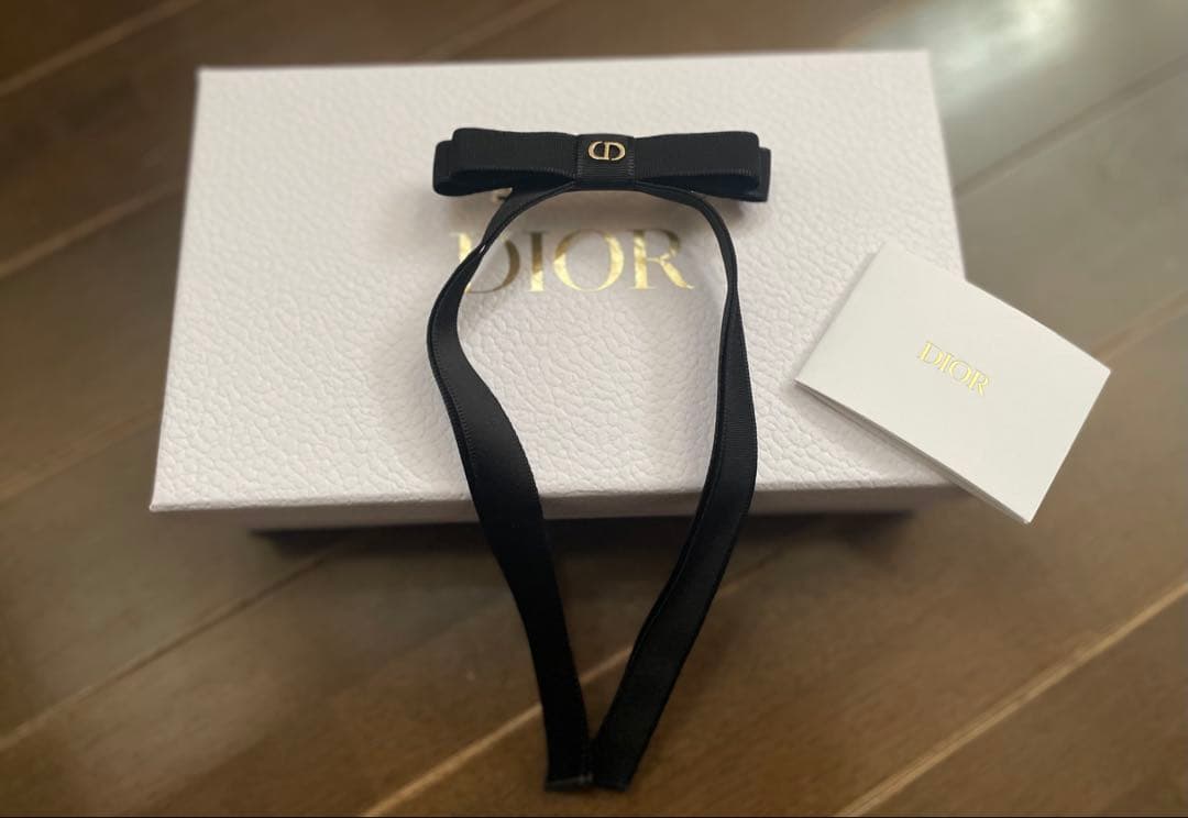 DIOR ディオール　 リボン　バレッタ ディオール「CD」煌めく“大きなリボン”バレッタ、刺繍リボンのヘア