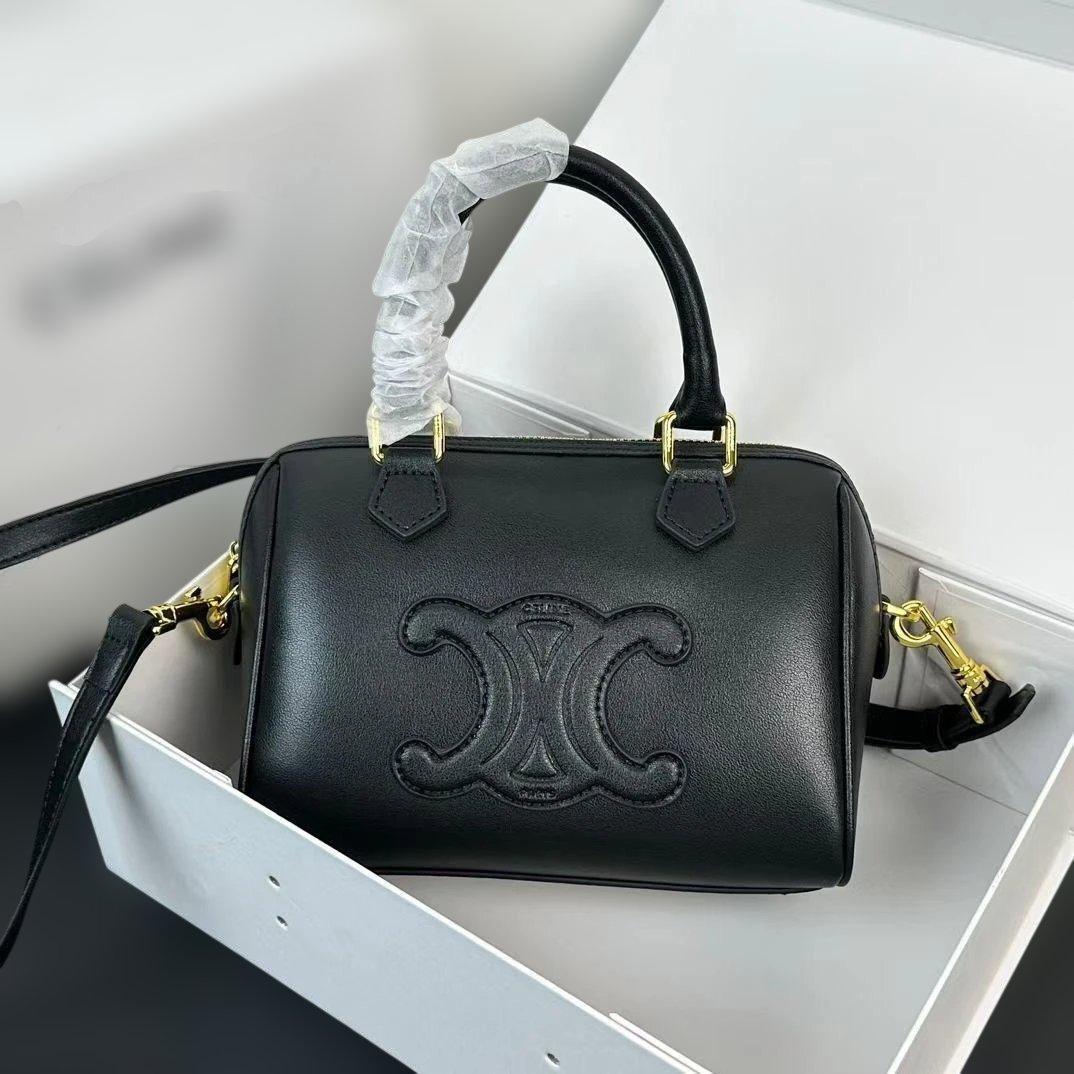 TRIOMPHE CANVAS ブラックレザー ショルダーバッグ CELINE（セリーヌ） ショルダーバッグ TEEN ティーン Small Triomphe