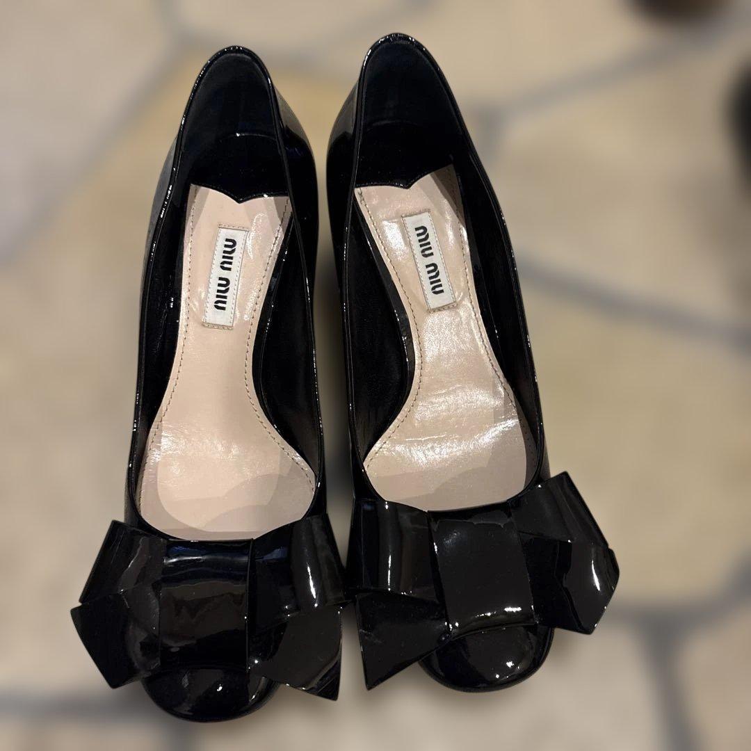 ア*サ様 Miu Miu ブラックリボンパンプス 中古・古着通販】MIU MIU (ミュウミュウ) リボンヒールベルベット