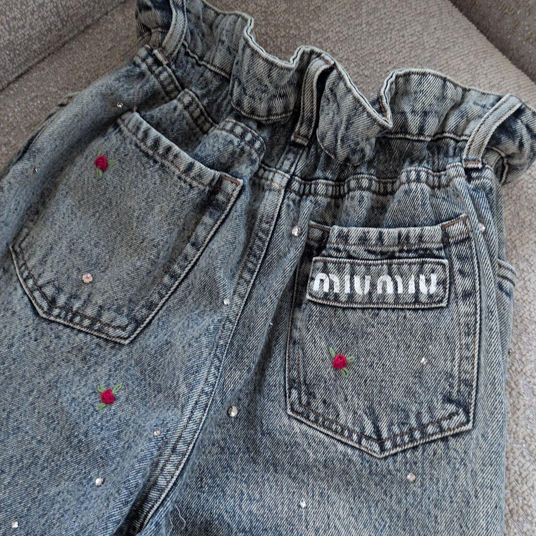 レア♡ミュウミュウ　正規品　刺繍ビジューつきデニムパンツ　ジーンズ　ライトブルー レア♡ミュウミュウ 正規品 刺繍ビジューつきデニムパンツ ジーンズ