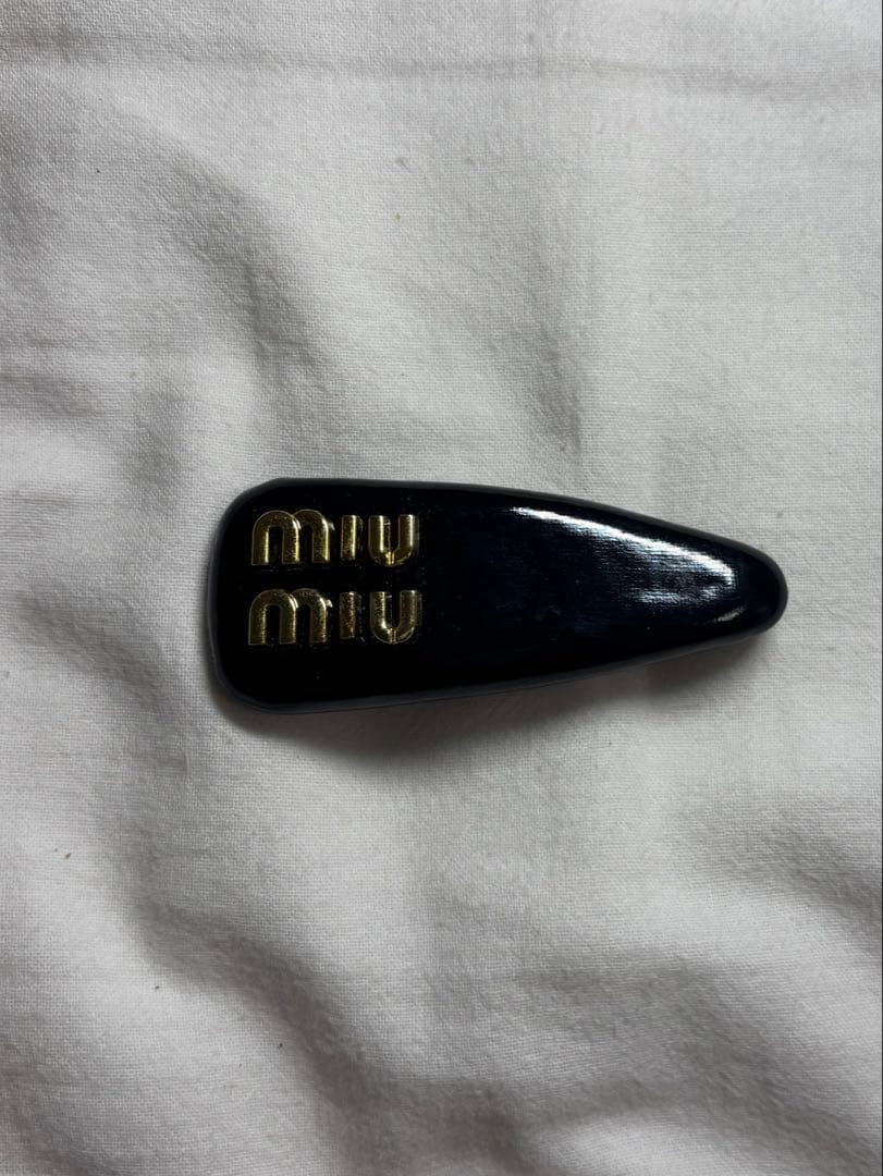 MIU MIU ヘアピン 黒 Miu Miu patent-leather Hair Clip | Black | FARFETCH