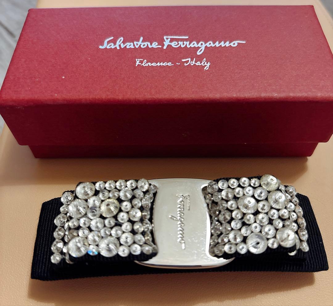 Salvatore Ferragamo クリスタルヘアバレッタ 国内直営**FERRAGAMO** フェラガモロゴ入り クリスタルバレッタ