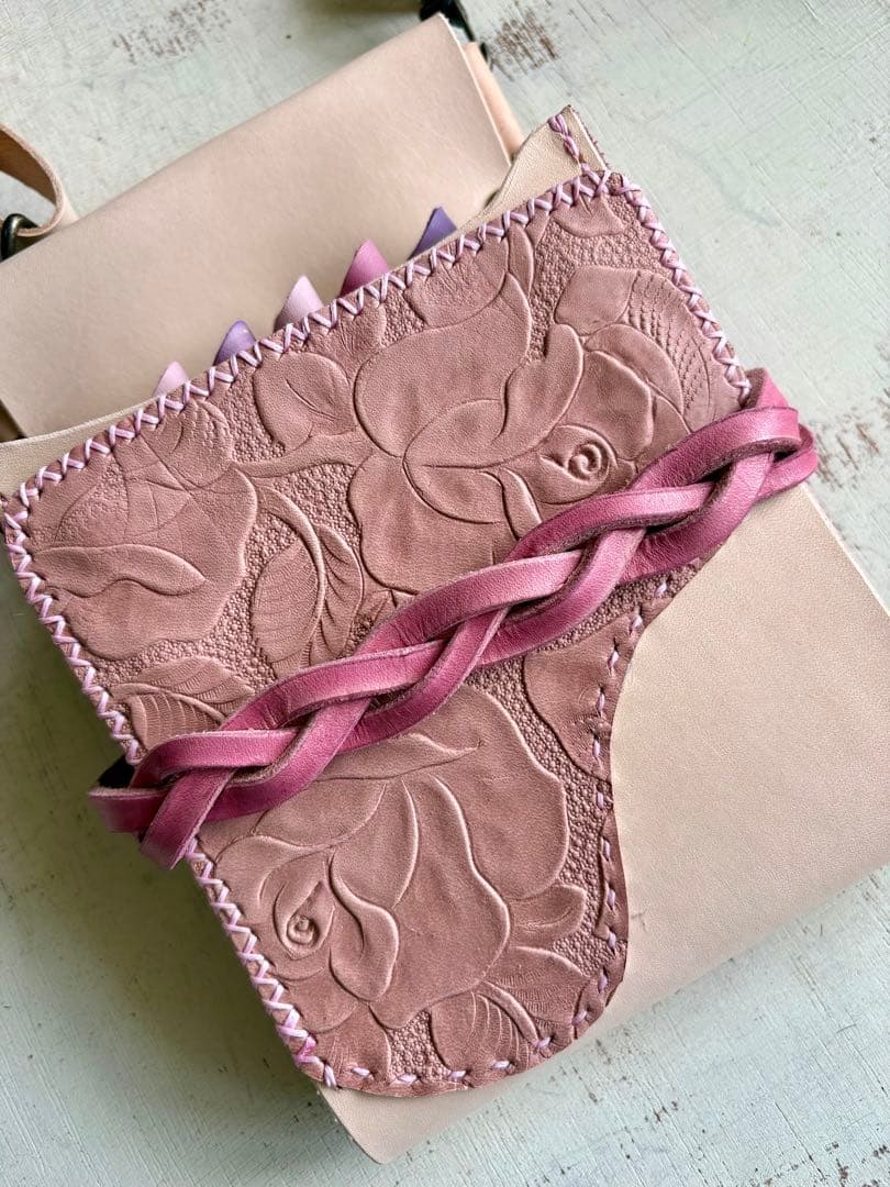 気まぐれお値引き中 ヌメ革ナチュラル、ローズ型押しピンクの蓋付き