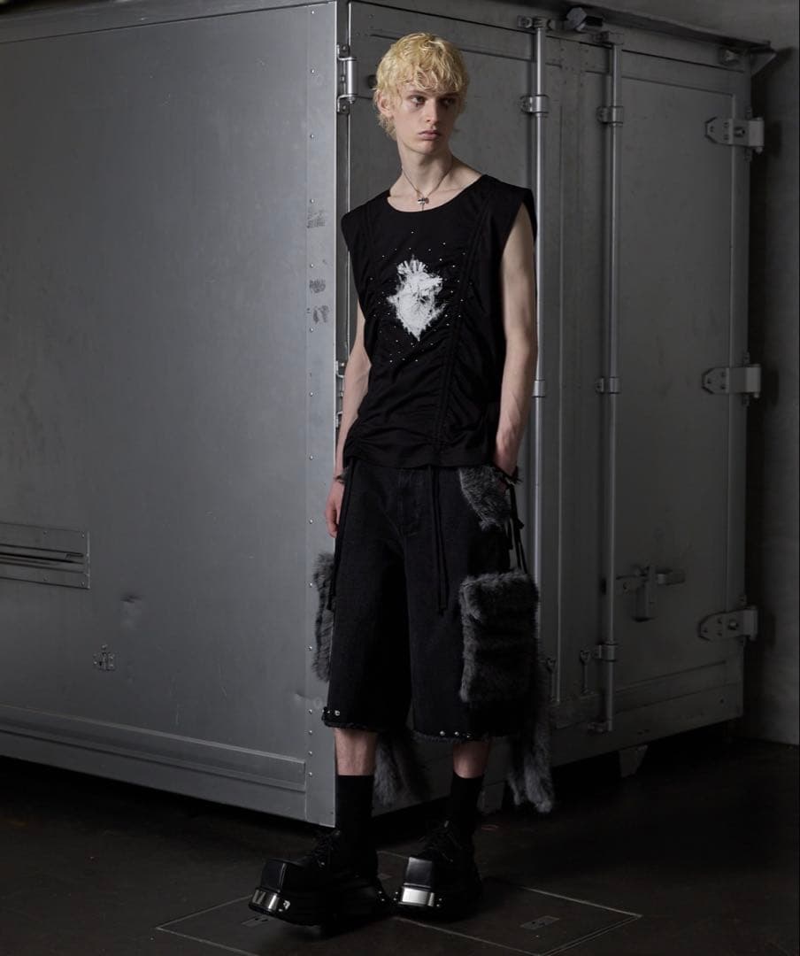 GRANCY シャーリングデザインラインストーングラフィックノースリーブ