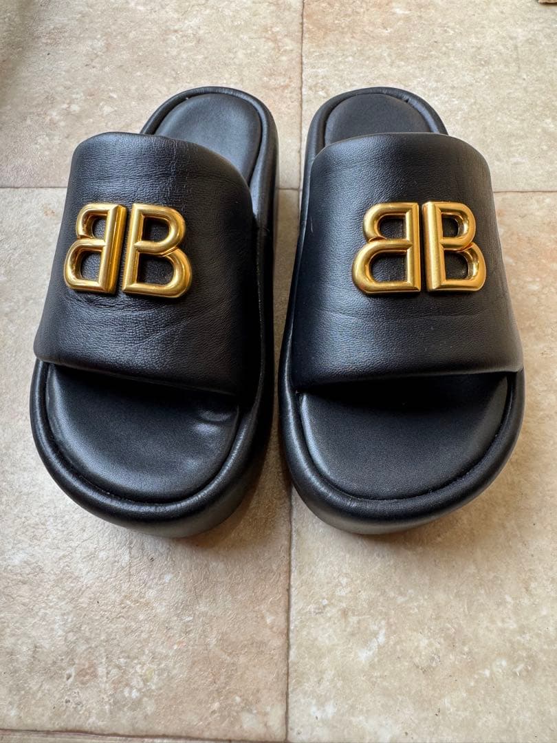 バレンシアガサンダル　ブラック BBロゴ Amazon | [バレンシアガ]サンダル ラウンド ロゴ ブラック ホワイト